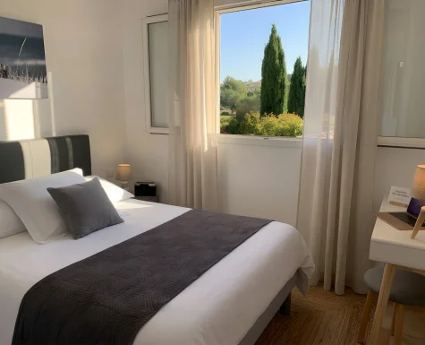 Chambre grise à l’étage, avec une vue enchantée sur la Provence